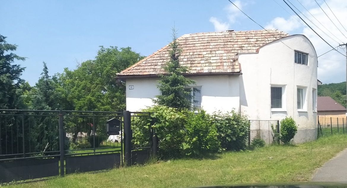 Predám 4-izbový dom s veľkým pozemkom – Uhorské