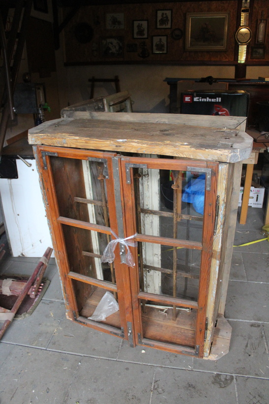 2 x starodávne okno z mrežou