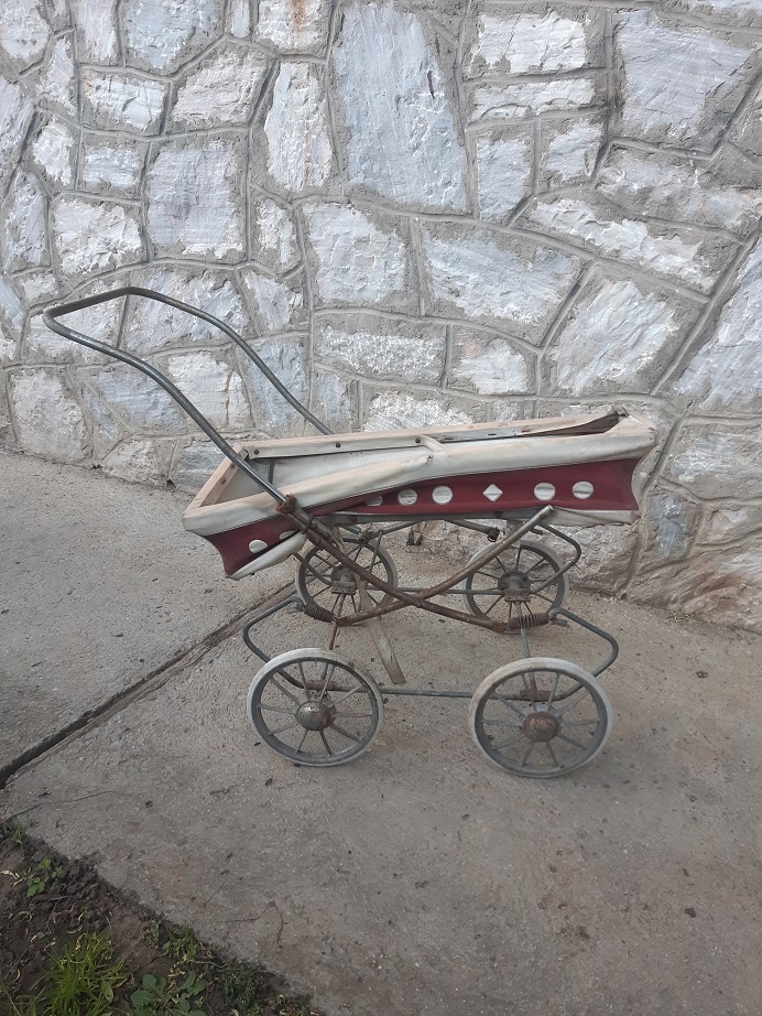 Detský kočík pre bábiky.