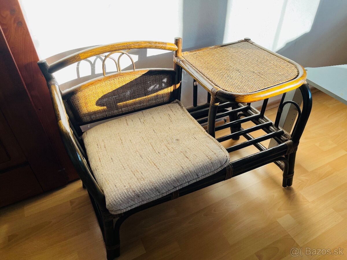 Ratanové kreslo so stolíkom – retro štýl