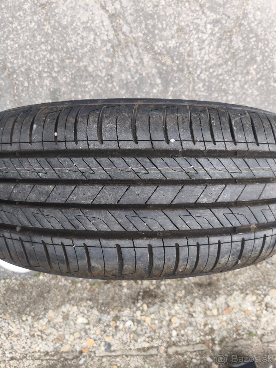 Predám kumho 215/55 R17 letné