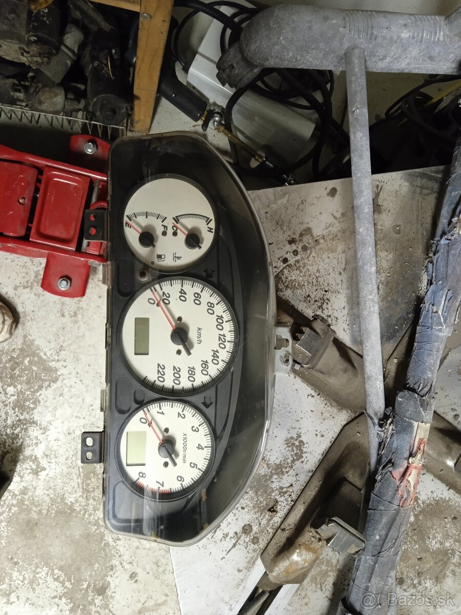 budiky pristrojovka mazda 323F Bj a BA