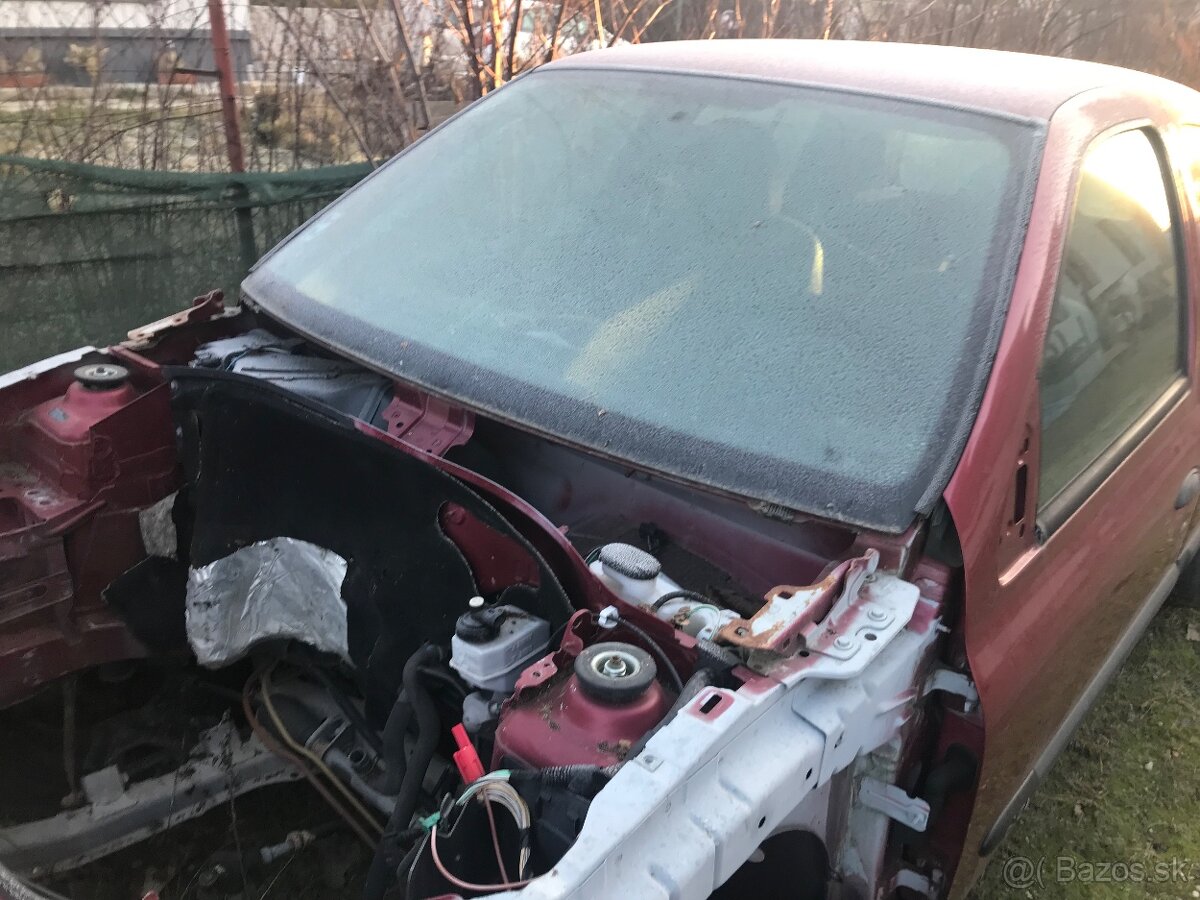 Ponúkam Renault Clio 2 na diely