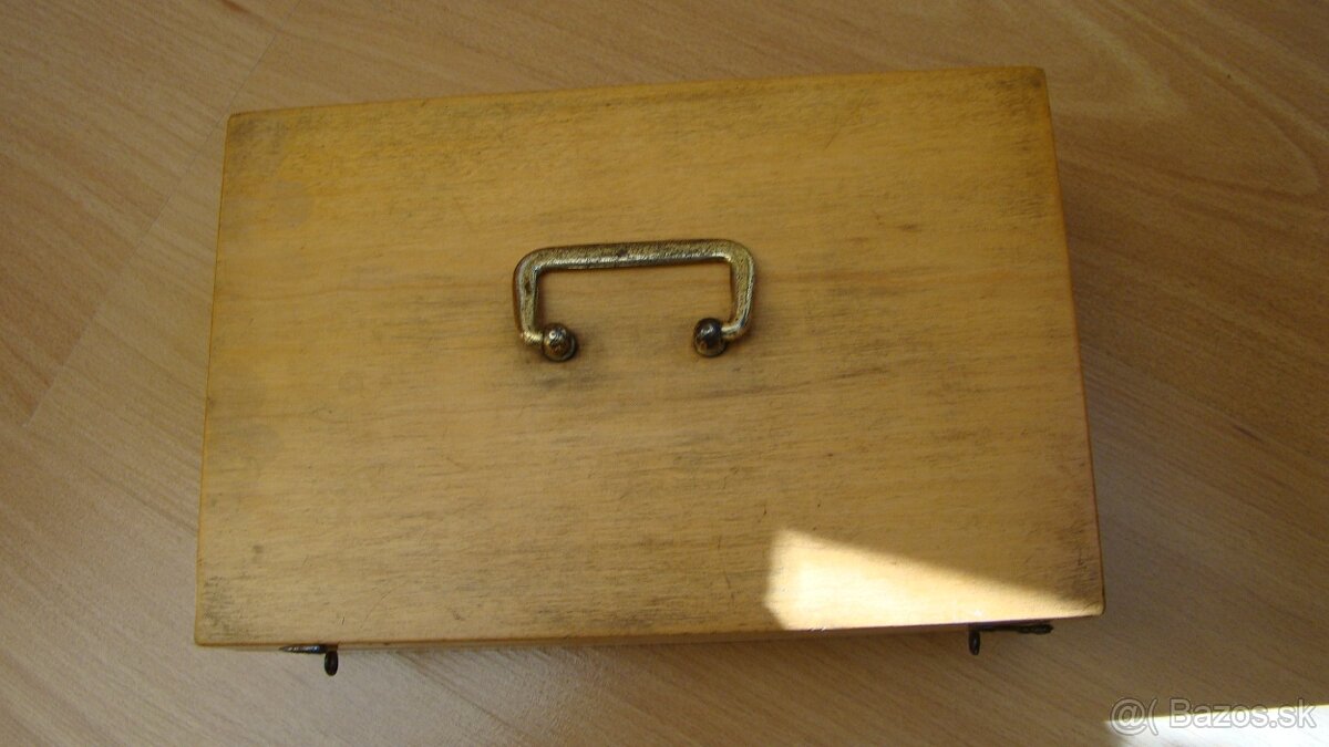 Stará retro  drevená krabica