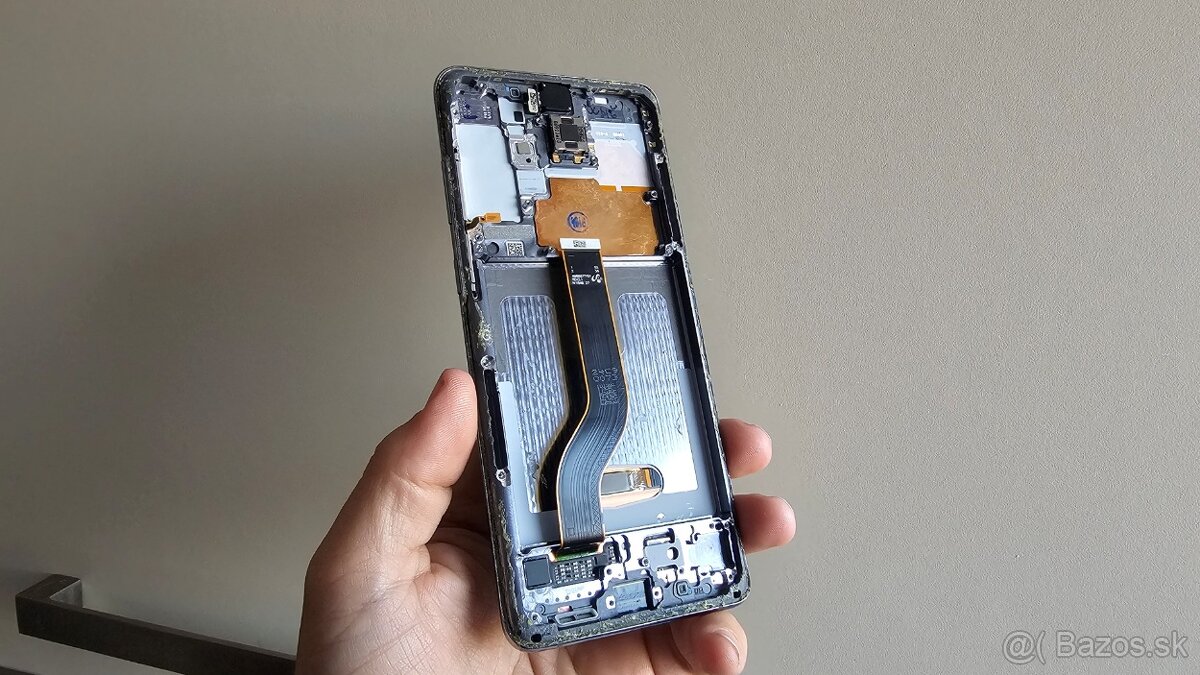 Popukaný LCD displej na Samsung Galaxy S20 Plus
