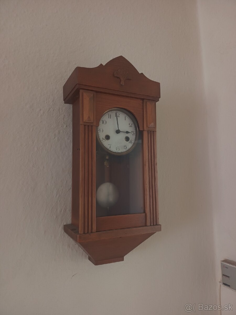 Nástenné kyvadlové hodiny