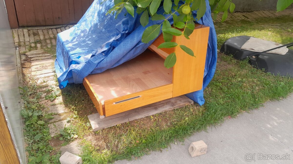 Rozkladací gauč z masívu