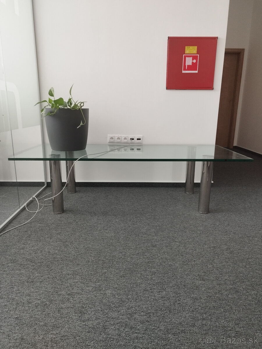 konferenčný stôl sklenený