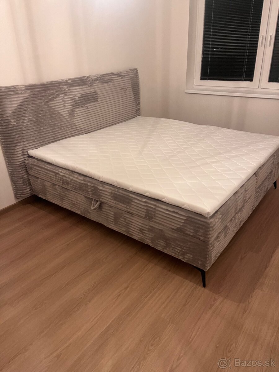 Boxspringova posteľ s úložným priestorom