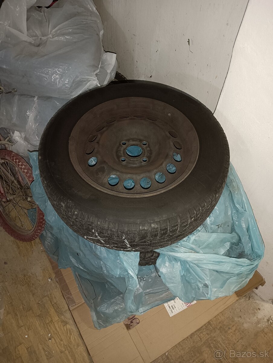 Plechové disky R15 so zimnými pneumatikami Kleber