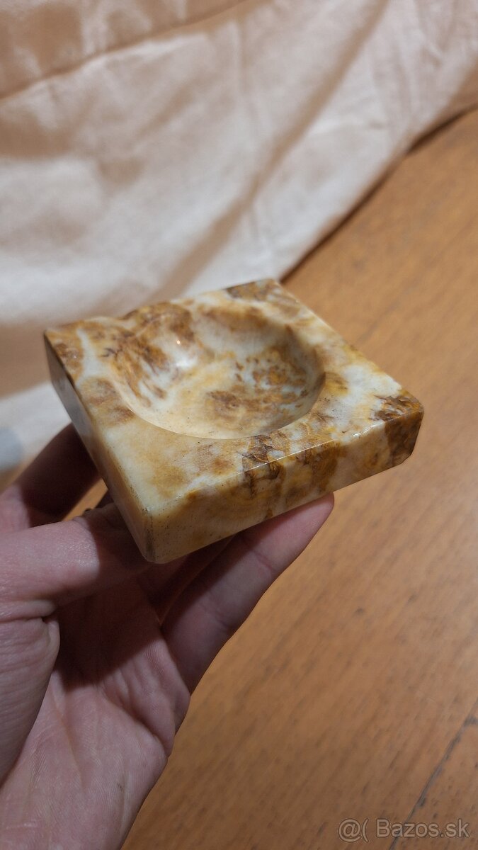 Malý popolník / miska z lešteného mramoru – ručná práca