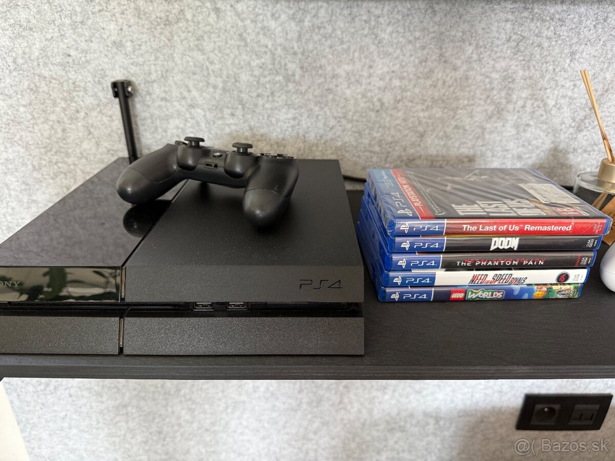 PS4 s hrami a druhým joystickom