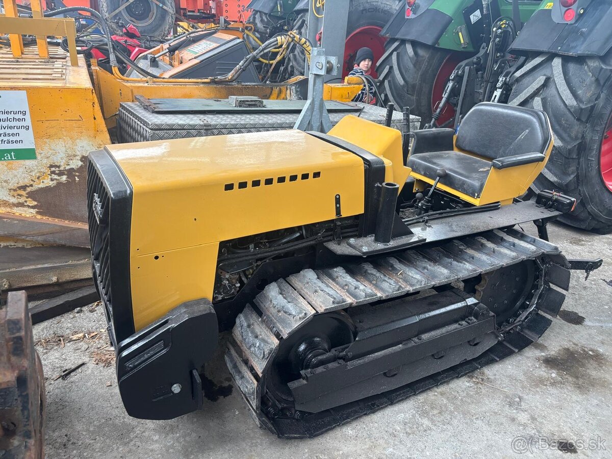 Pasovy traktor zelezny kôn