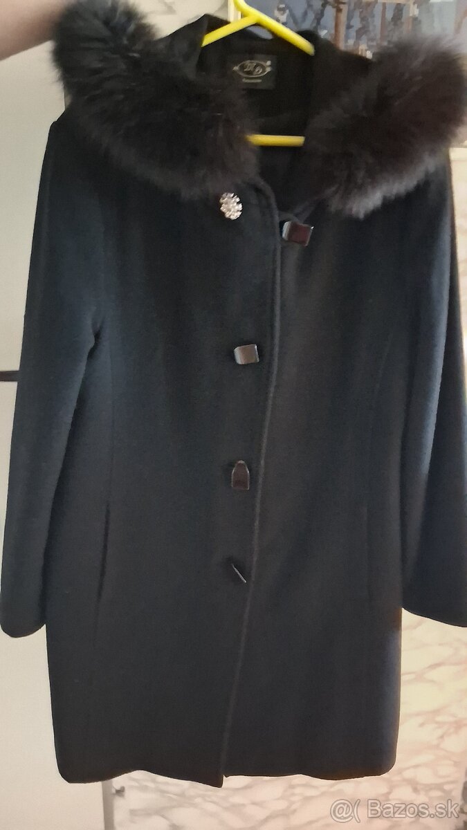 Elegantny cierny kabat s pravou kozusinov a panske kabaty