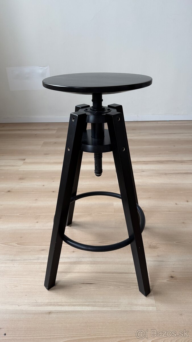 Barova cierna stolicka ikea