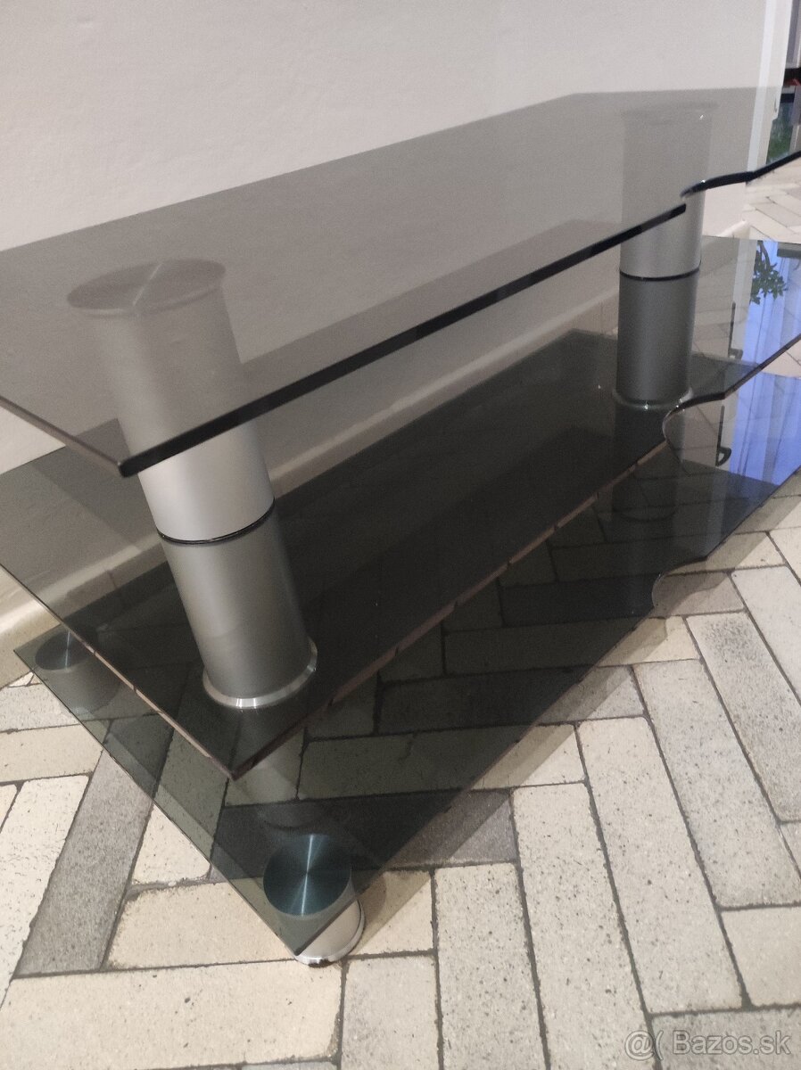 Stolík pod televízor