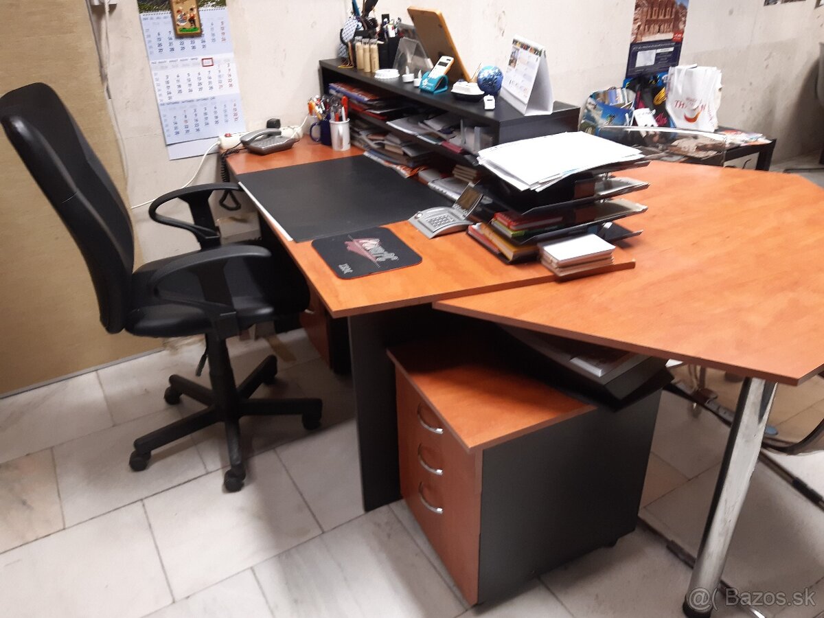 Kancelársky stôl