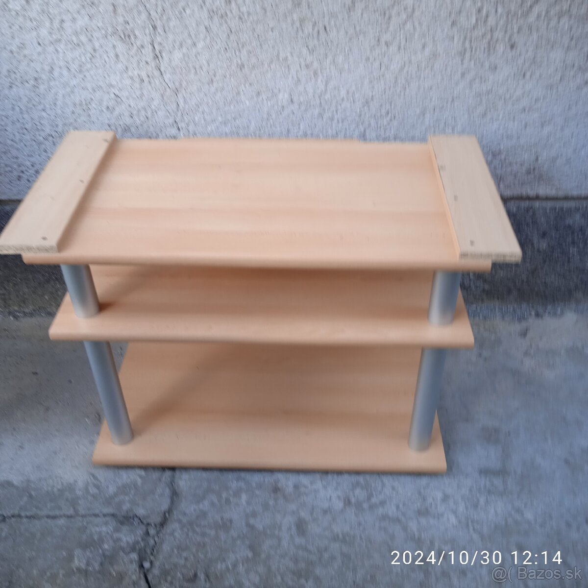 Predám stolík za 10€.a dve skrinky