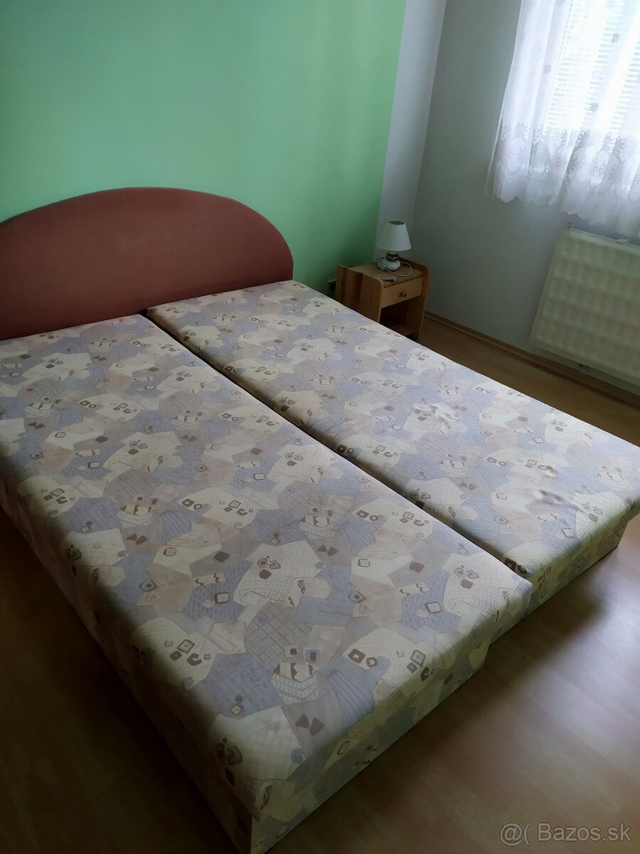 Predám 2 postele s nočnými stolíkmi