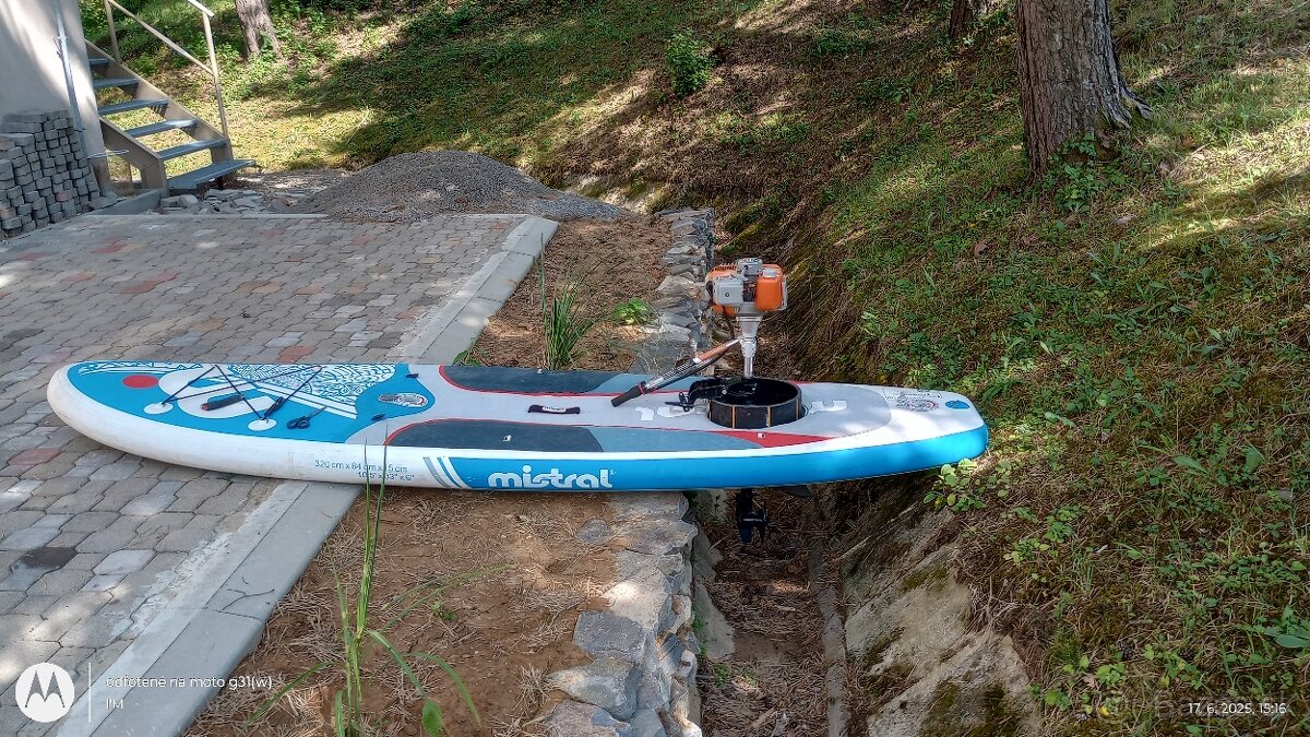Paddleboard s motorom.