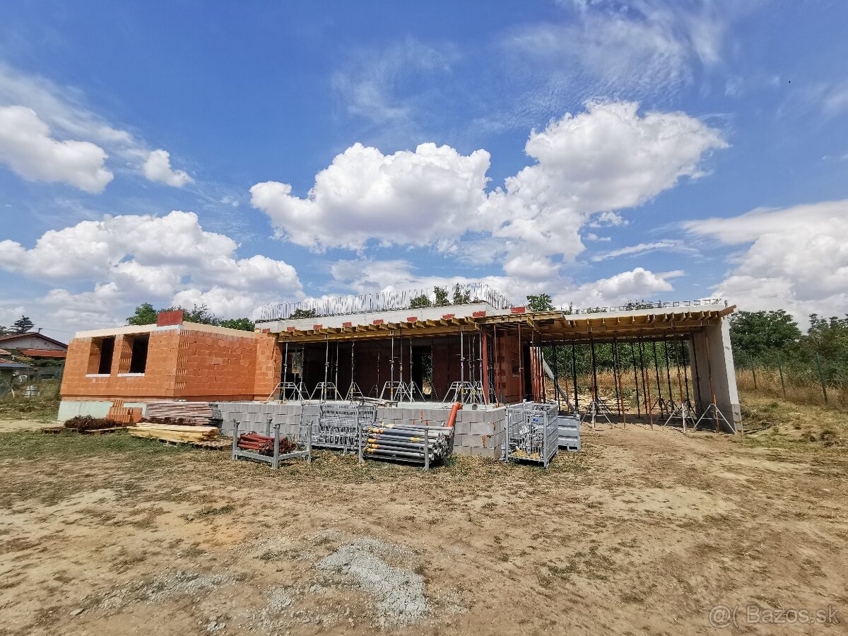 Výstavba domov, hrubá stavba, základová doska, betónové plot