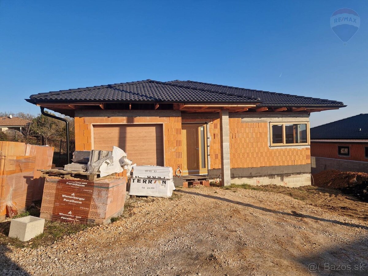 REZERVOVANEPredaj 4 izbový bungalov s garážou Nitra - Zob