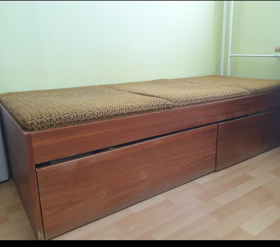 Drevena postel so suplikami