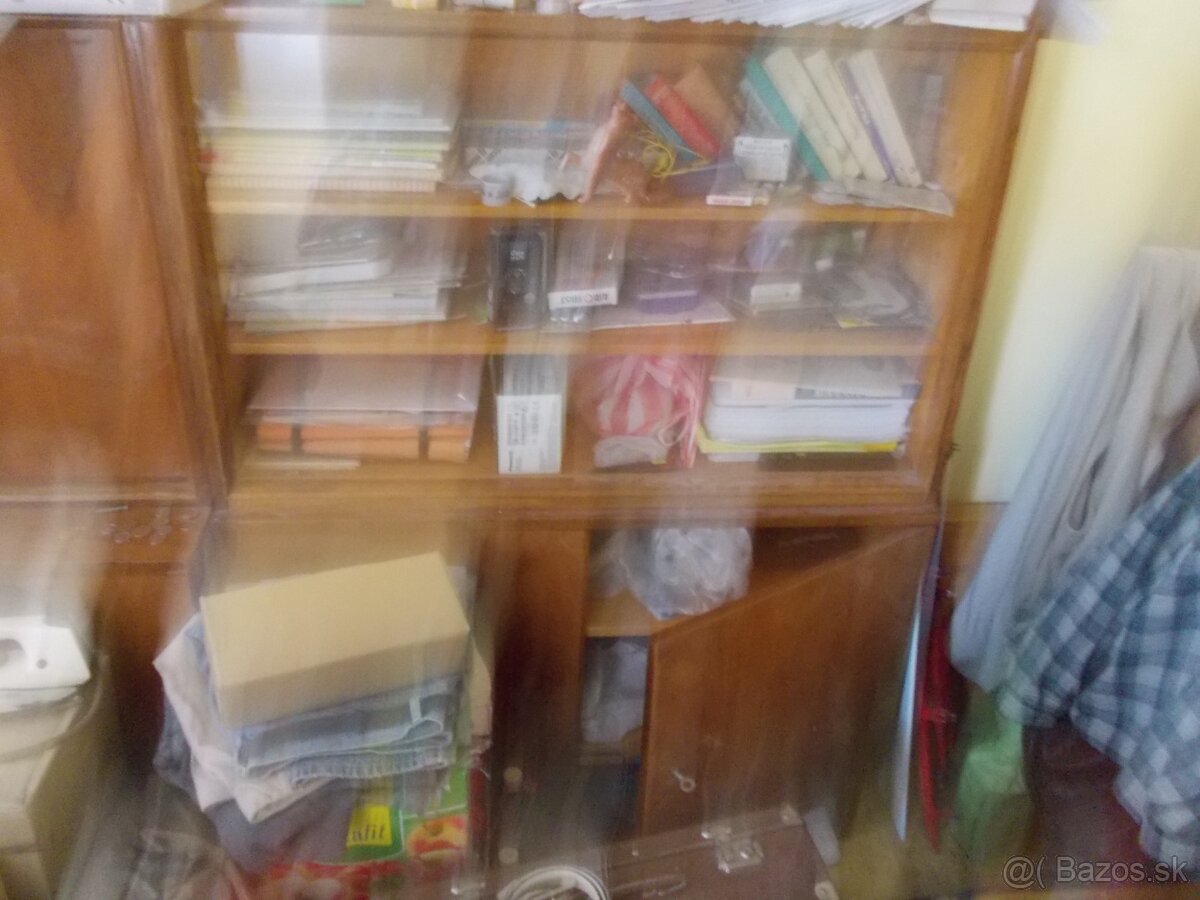 Zachovalu knižnicu z uložnym priestorom,70-te roky-