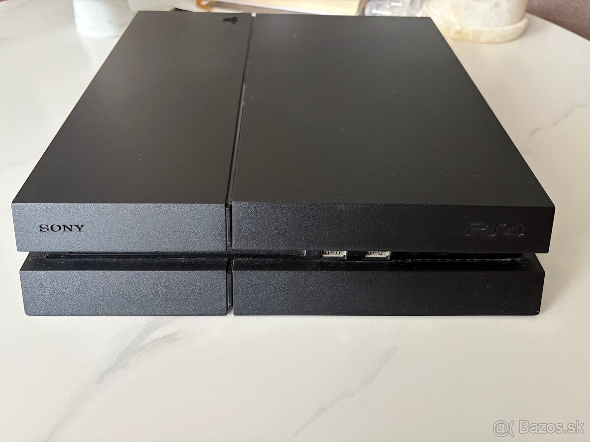 Používaná ps4+3 ovládače