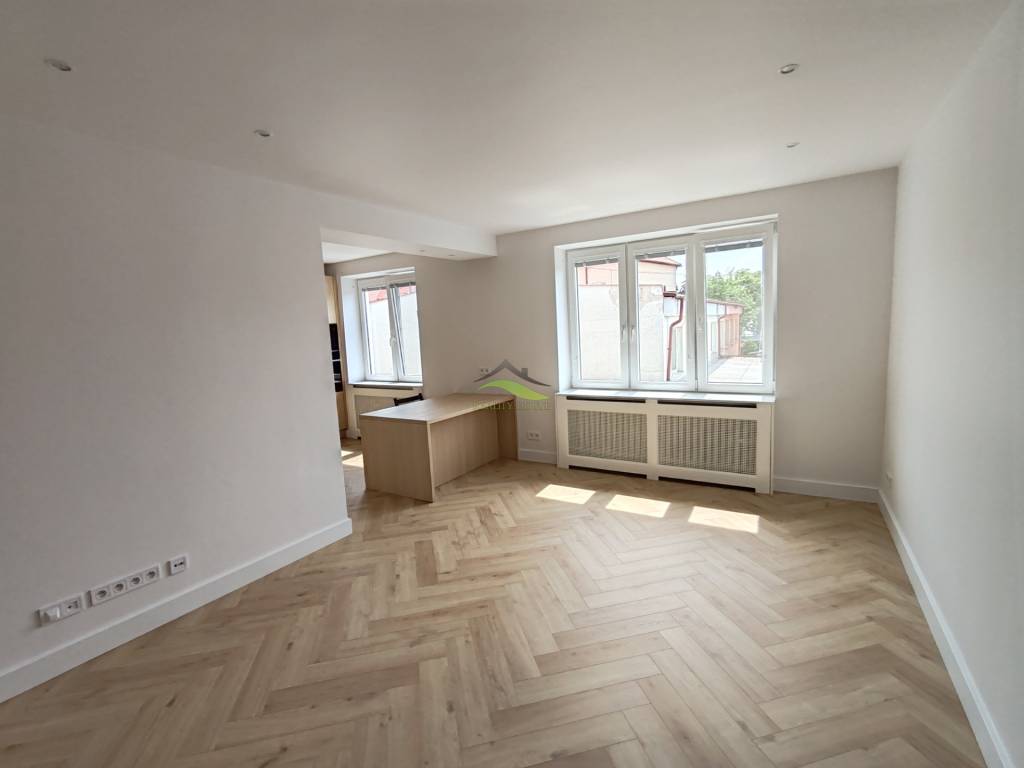 Kompletne zrekonštruovaný 2-izbový tehlový byt v centre Vran