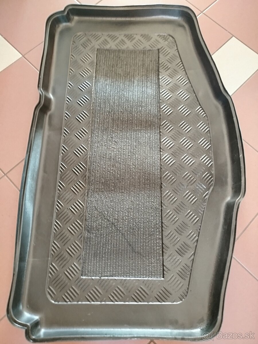 Vanička do kufra plastová, čierna, druhov., pre Suzuki Swift