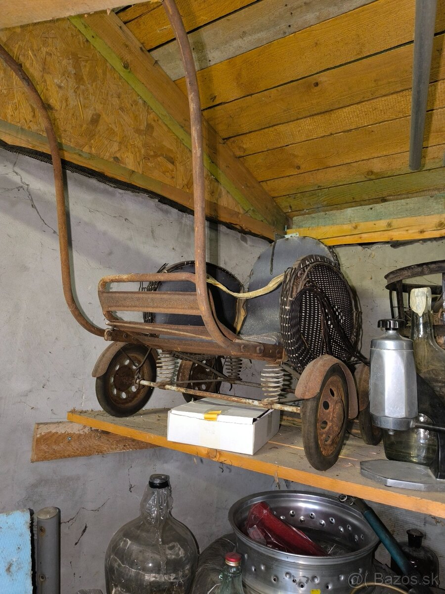 Starodávny detsky kočar