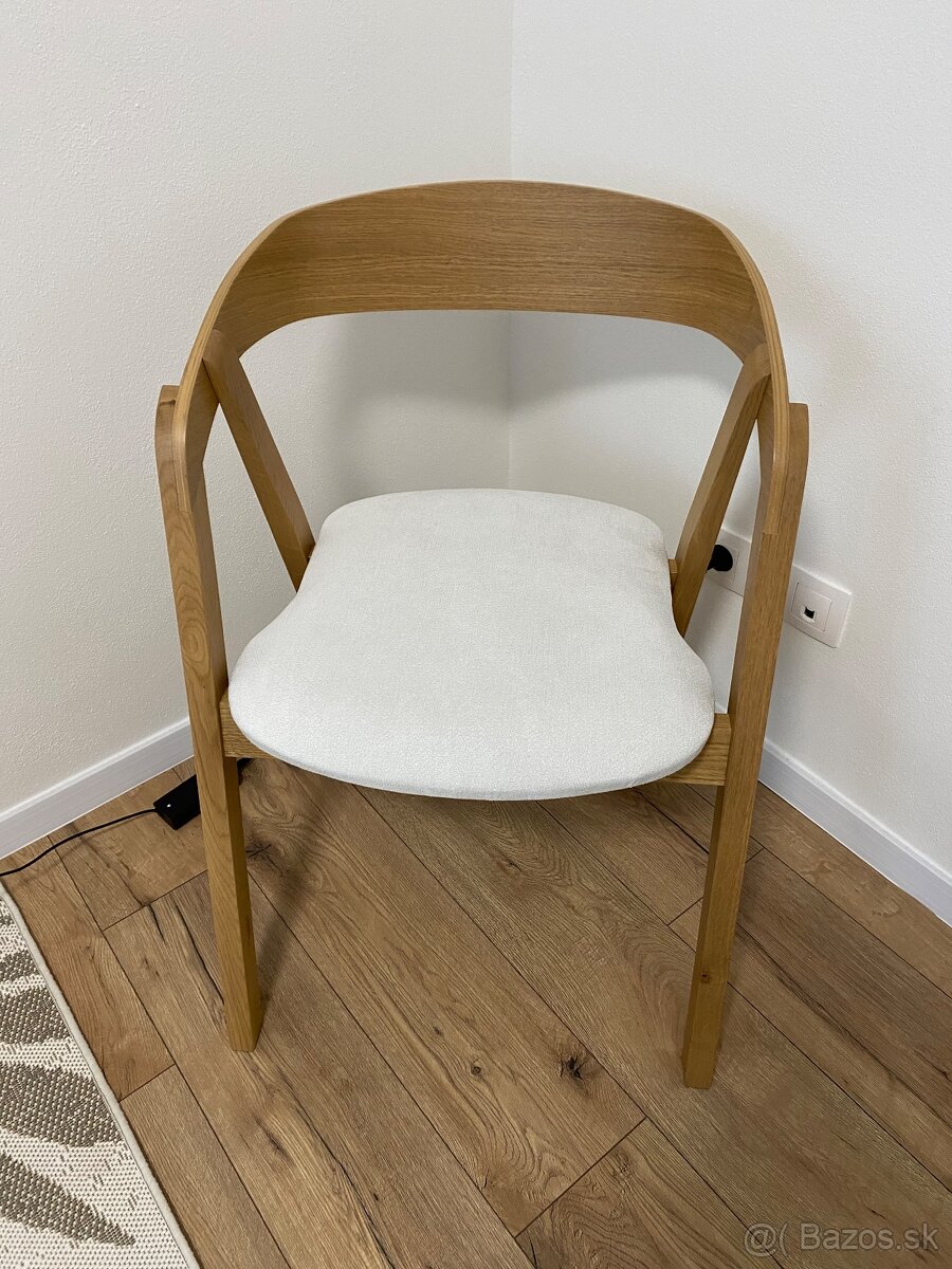 Predám jedálenské stoličky – moderný drevený dizajn