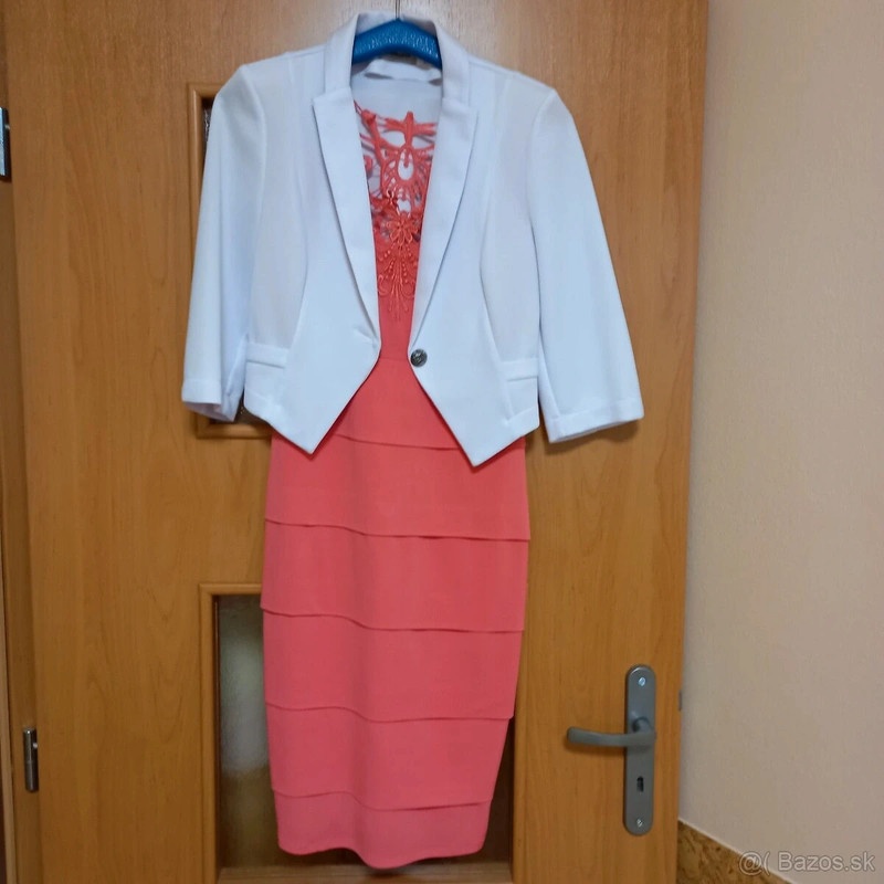 Lososové šaty zo sakom aj kabelkou aj lodičky