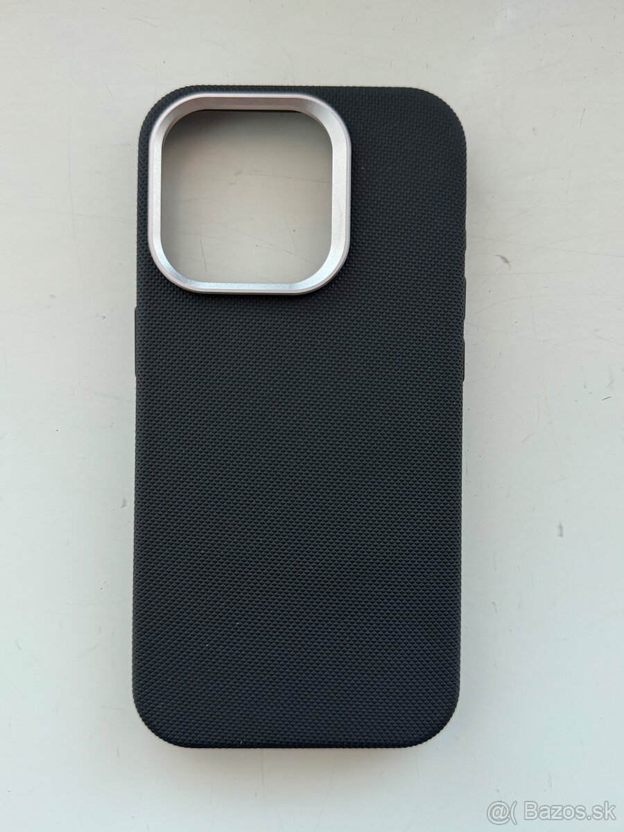 Nový čierny kryt iPhone 15 pro