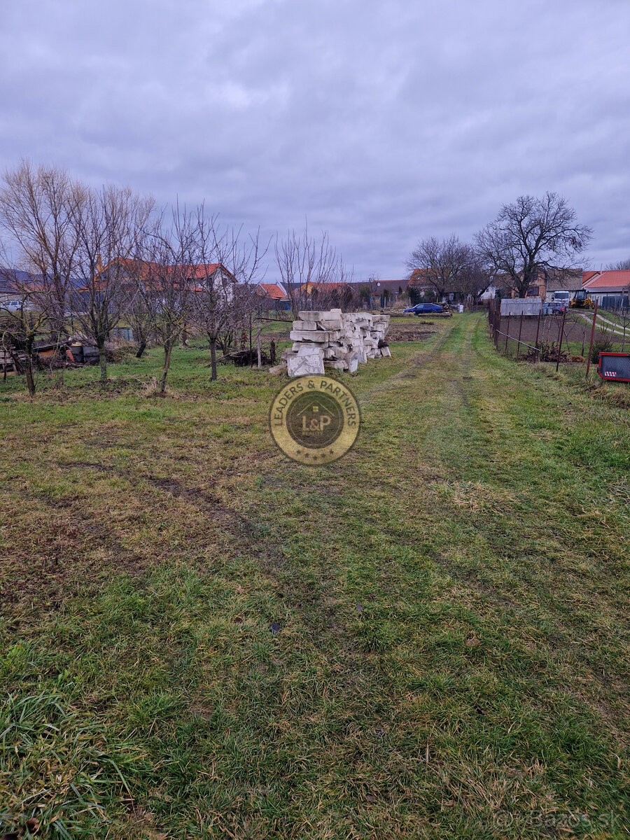 Pozemok vhodný na výstavbu RD v obci Dlhá 13km od Trnavy