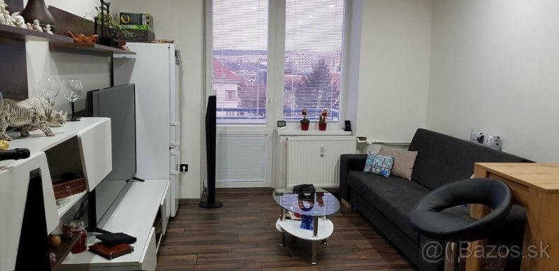 Garzónka s balkónom Komenského