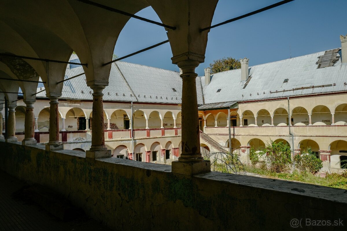 Renesančný kaštieľ z r. 1610 s parkom 119 488 m2