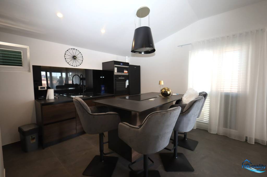 Vodice - moderný apartmán len 400m od mora