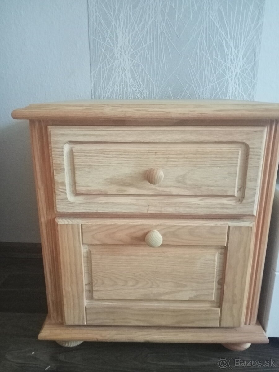 Veľký drevený stolček z borovice