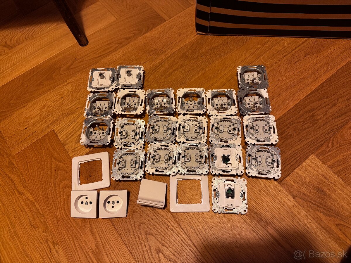 Elektricke zasuvky a stroje vypinacov Schneider