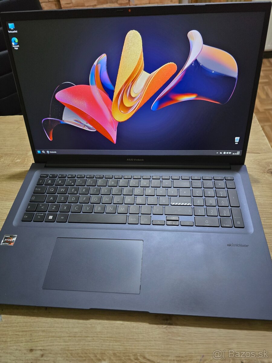 Velky 17.3 palcovy Asus Vivobook s17 model 2023 s procesorom
