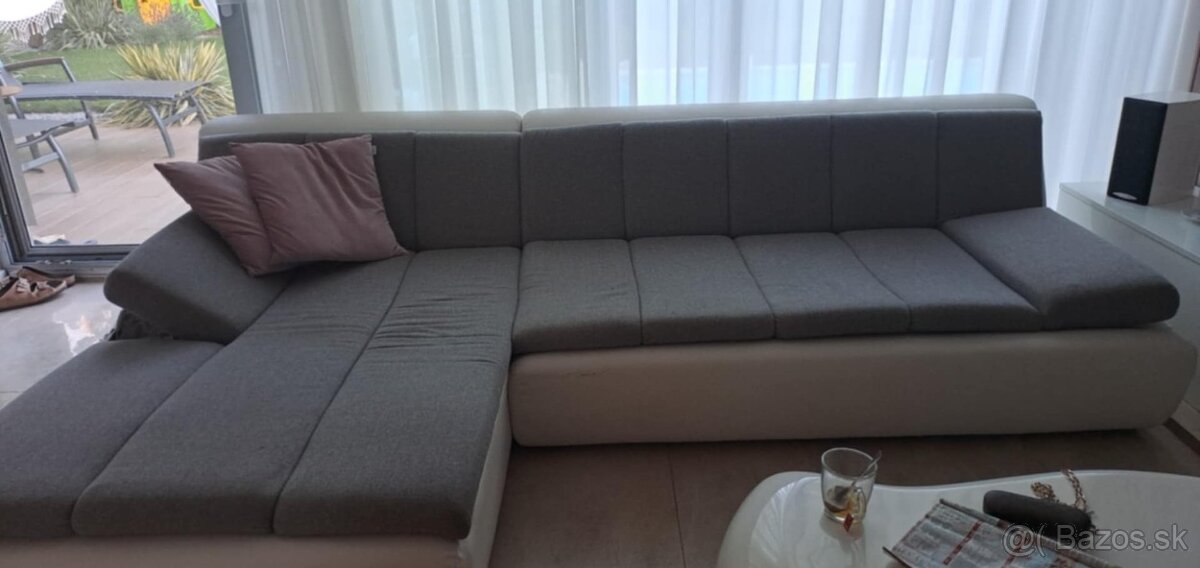 gauč s rozložením