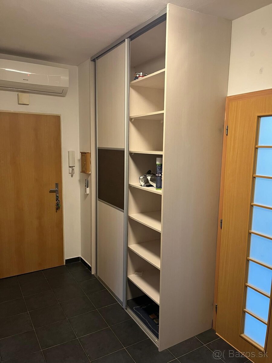 Rolldoorová skriňa v bielej farbe