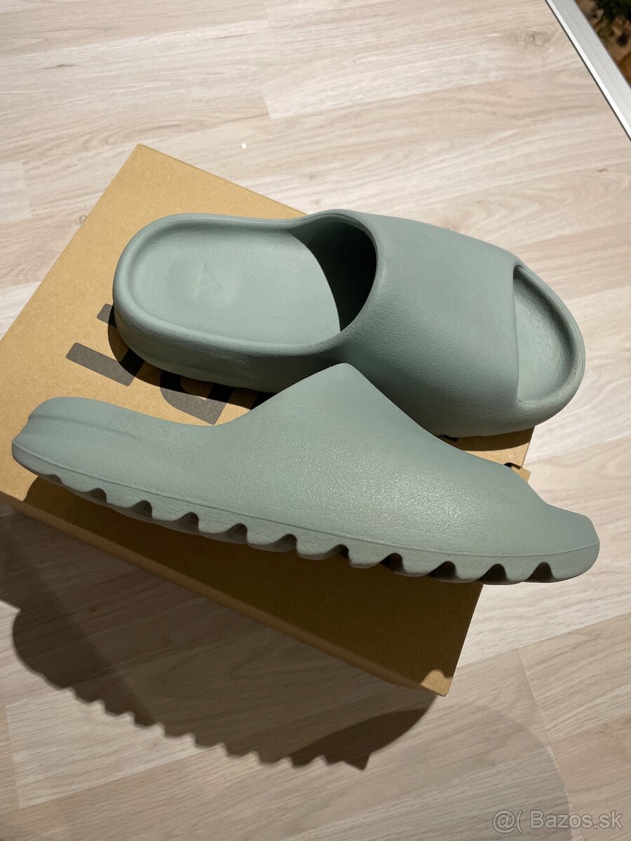 Yzy slide vel 42 /sedi tak na 39/