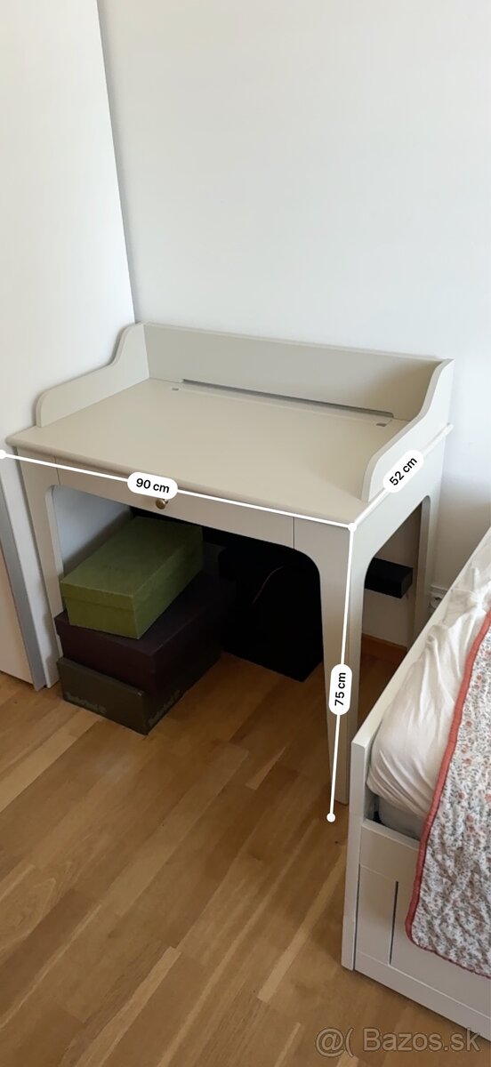 Nábytok IKEA – zrkadlo, komoda, koberec, kreslo, písací stôl