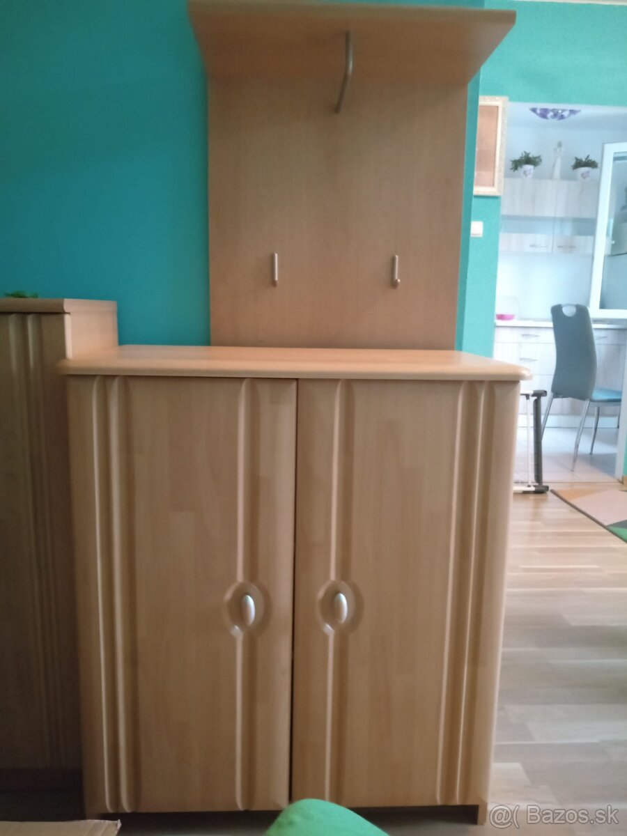 Predám nábytok na chodbu cena 25 eur.