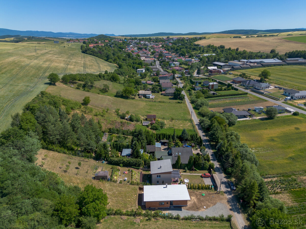 4 izbový rodinný dom obklopený zeleňou, iba s 1 susedom a ná