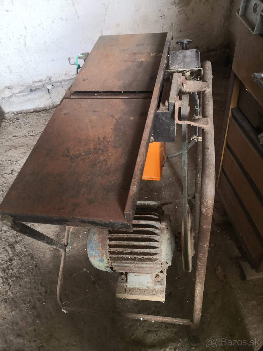 Hobľovačka domácej výroby.