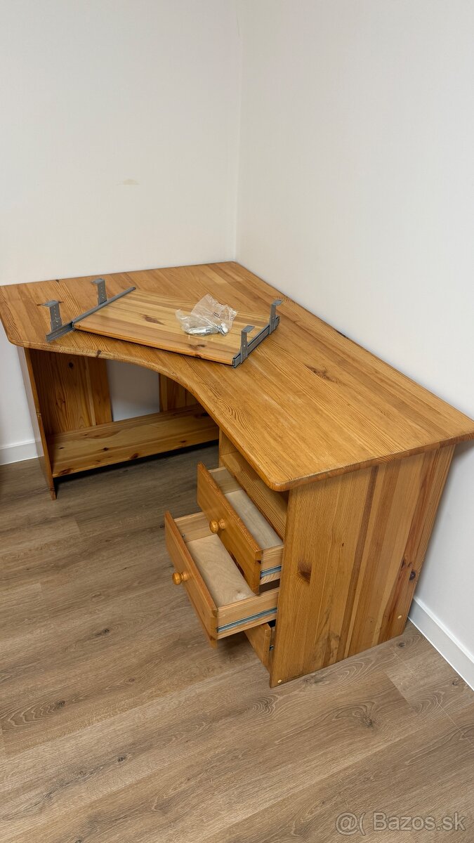 Rohovy stôl drevený